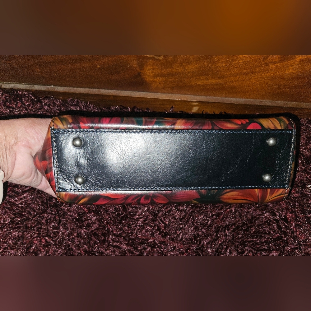 Patricia Nash Red Floral Clutch with Wooden Handle - Picture 4 of 7